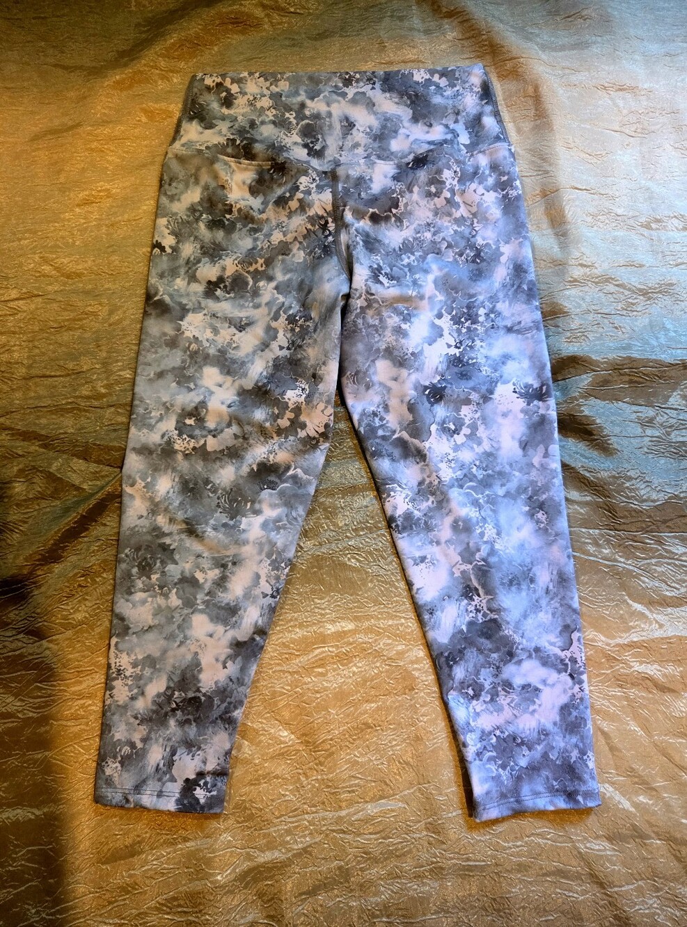 EIC Evolution and Creation Abstract-Print Cropped Leggings in Gray and White